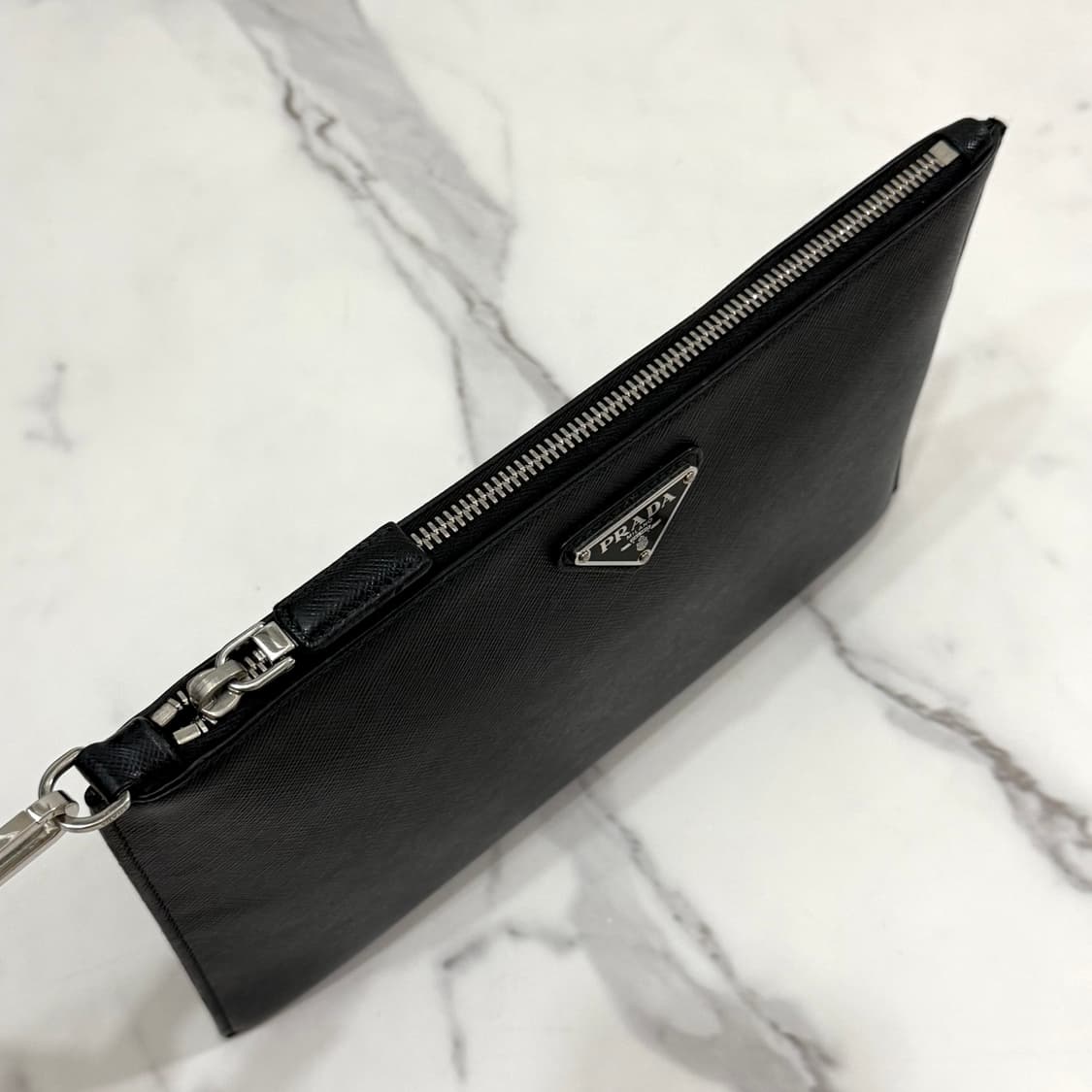 프라다 삼각로고 사피아노 레더 클러치백 가방 블랙 2NH005 상품이미지7