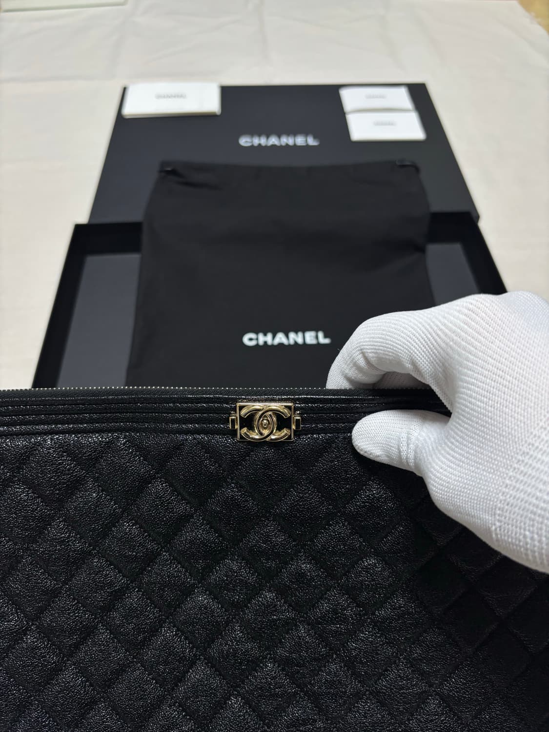 [28번대] 샤넬 보이 클러치백 금장 캐비어 라지  상품이미지2