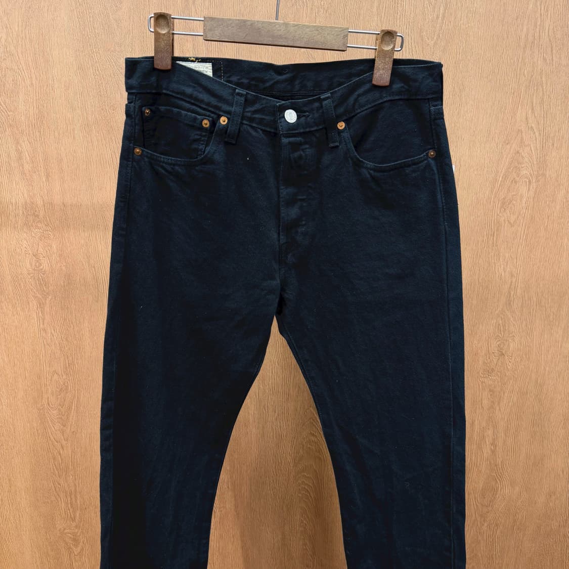 리바이스 프리미엄 501 데님 팬츠 배색 스터드 실버 버튼 디테일 블랙 상품이미지4