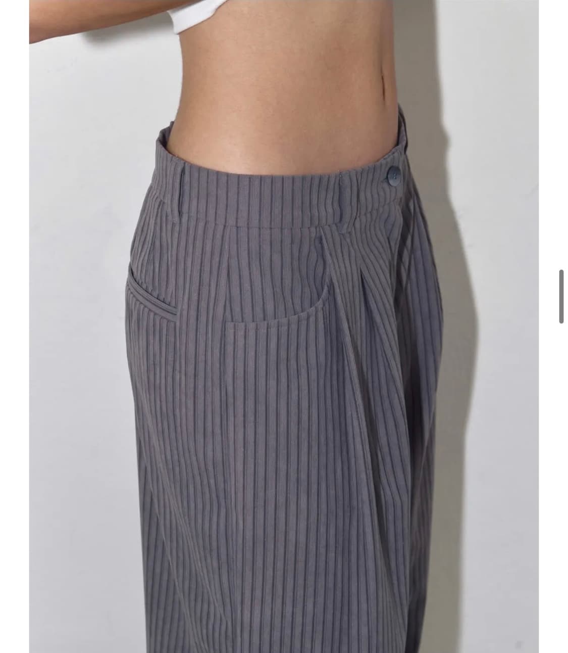 폴리수엠 스트라이프 오버사이즈 턱팬츠 그레이 상품이미지3