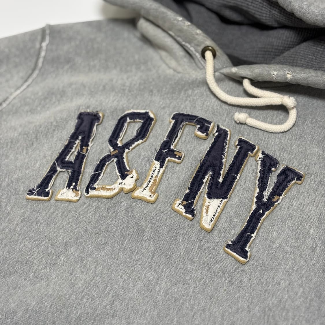 아베크롬비 & 피치 빈티지 아치 로고 데미지 후드 티셔츠 상품이미지2