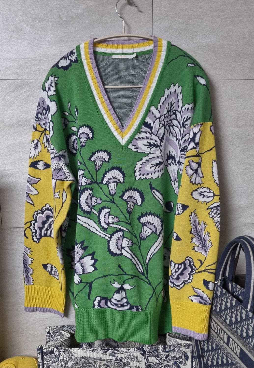 정품) 오일릴리 플로럴 브이넥 니트  상품이미지1