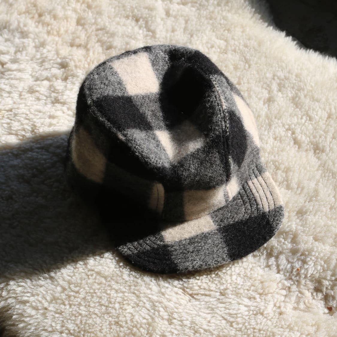 (착용컷) 울 체크 캡 상품이미지1