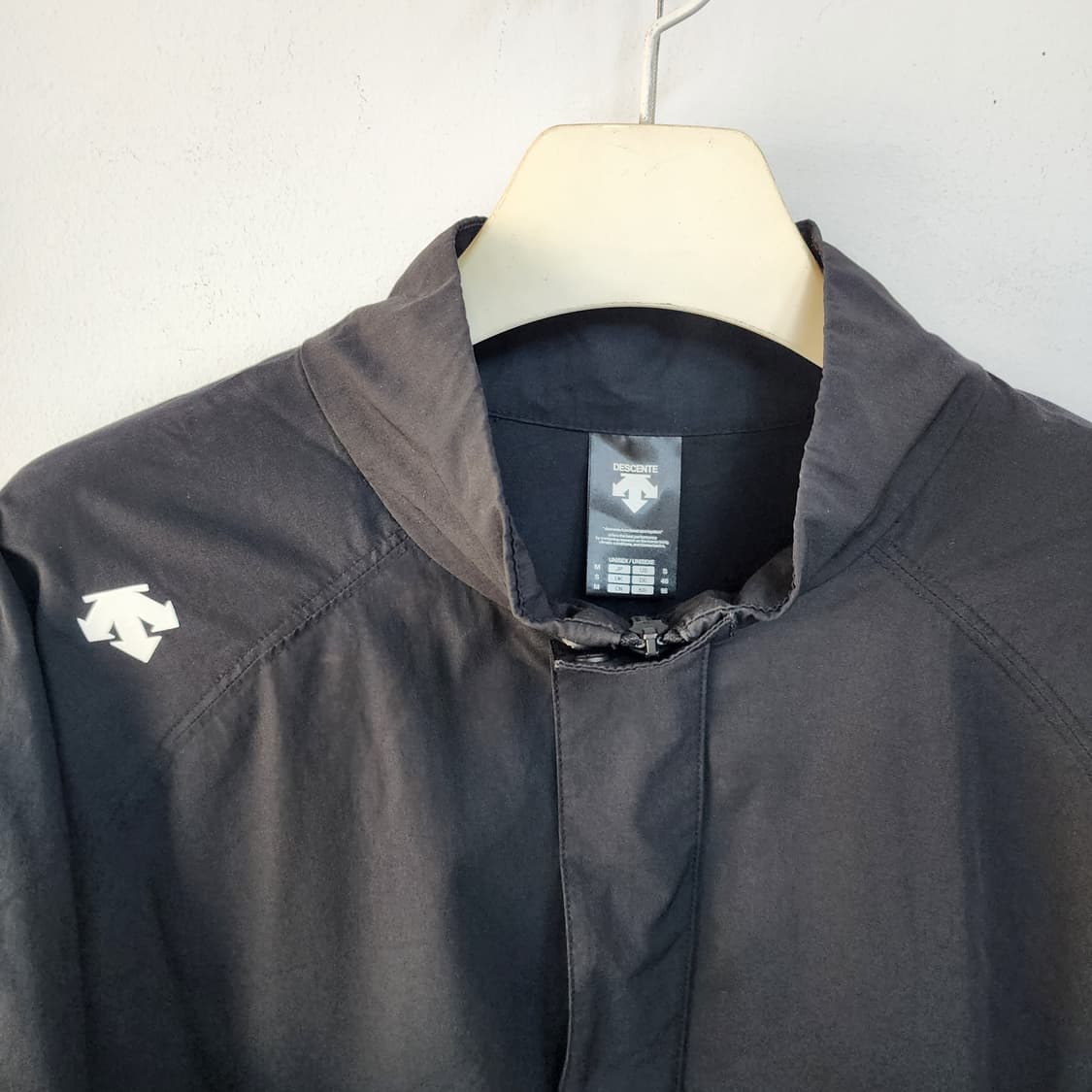 데상트 블랙 반팔 아노락 상품이미지2