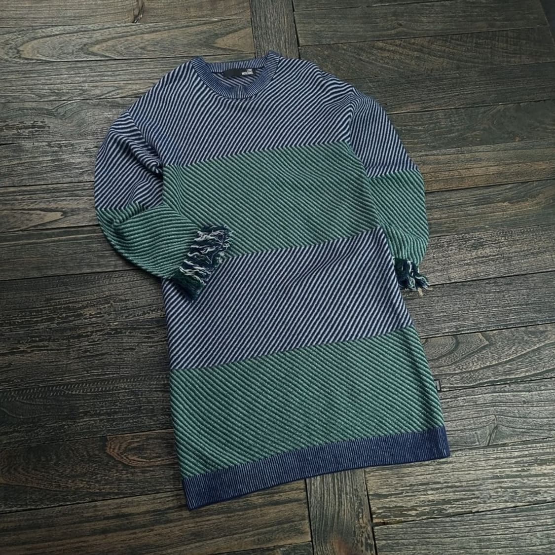 [러브 모스키노] 스트라이프 패턴 크루넥 오버핏 니트 원피스 P01439 상품이미지1