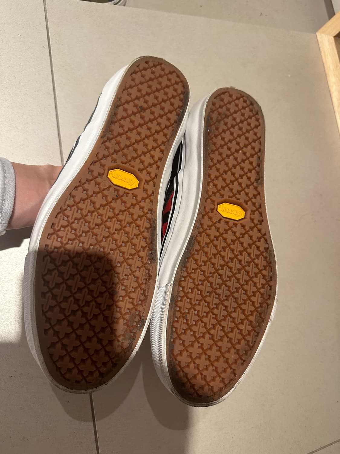 반스 OTW 클래식 슬립온 98 비브람 레더 레드체커보드 275사이즈 상품이미지4