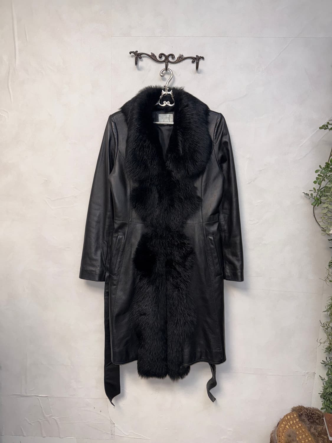 Black lamb skin lamb fur belted coat 상품이미지4
