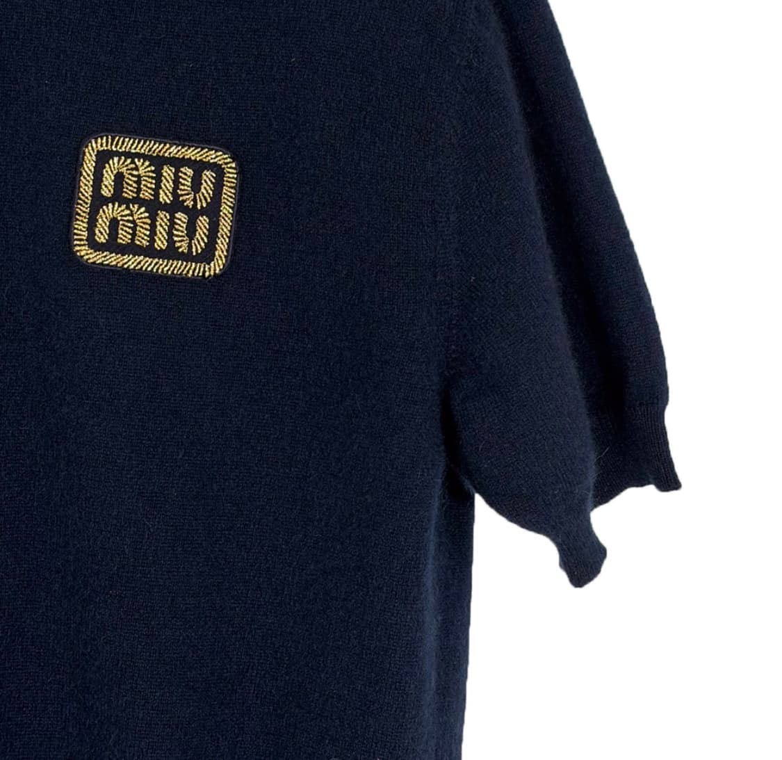 [36] 미우미우 여성 캐시미어 로고 폴로 카라 니트 반팔 티셔츠 네이비 상품이미지5