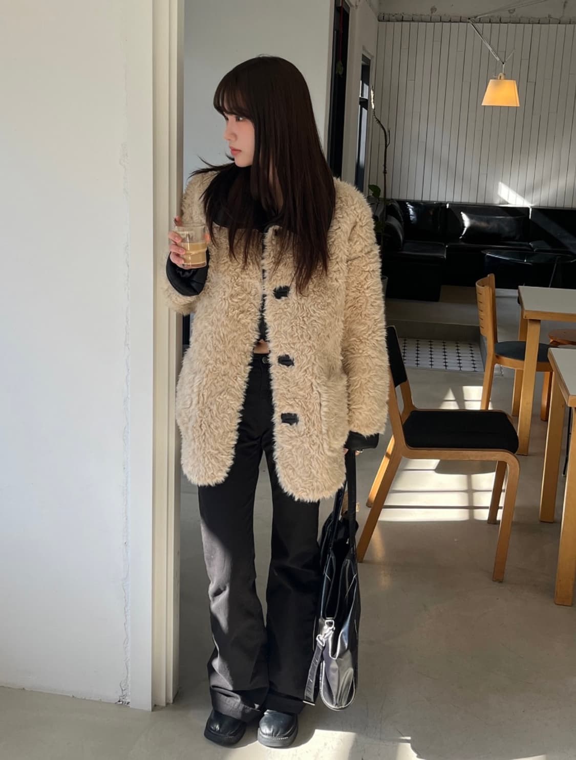 블랙업 리버시블 퍼 레더 무스탕 상품이미지6