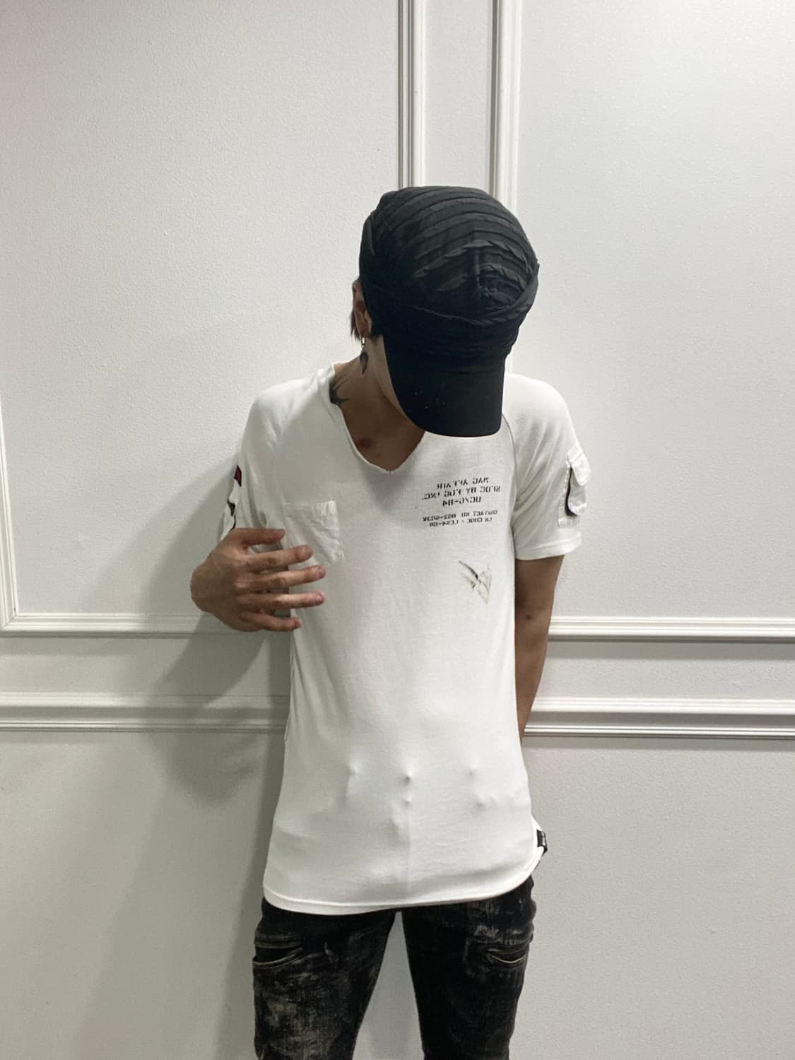 Patch&Pocket Detail White V-Neck Tee 상품이미지2