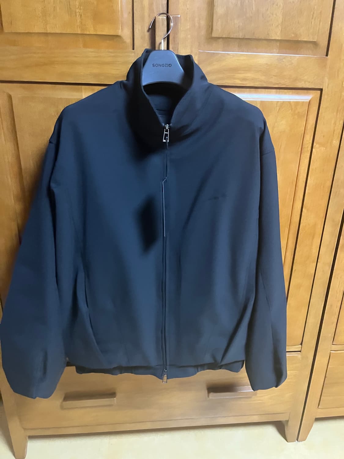 송지오옴므 다트하이넥 볼륨다운 점퍼 46사이즈 새상품 판매합니다. 상품이미지1