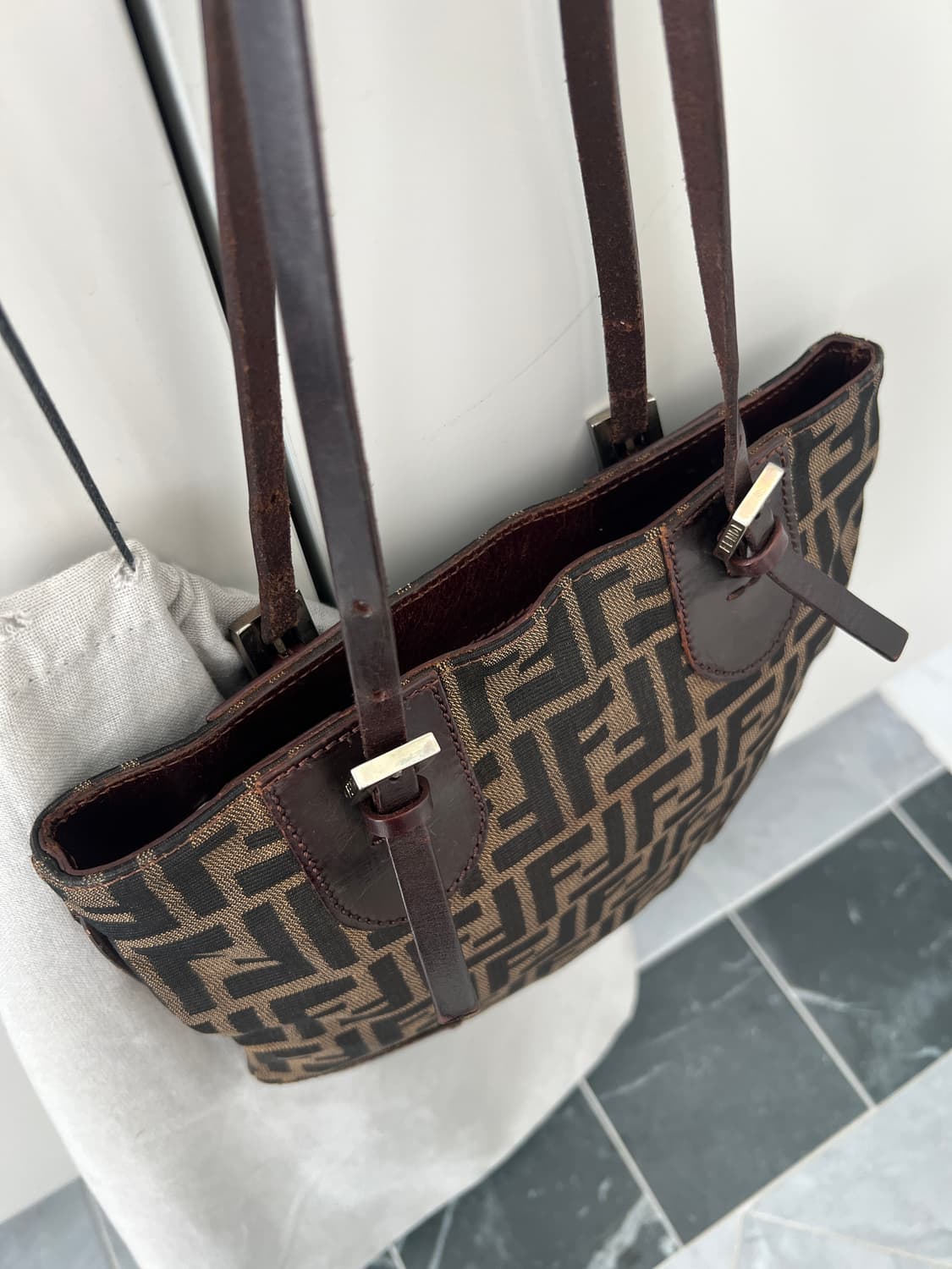 펜디 주키노 FF 로고 캔버스 숄더백 상품이미지8