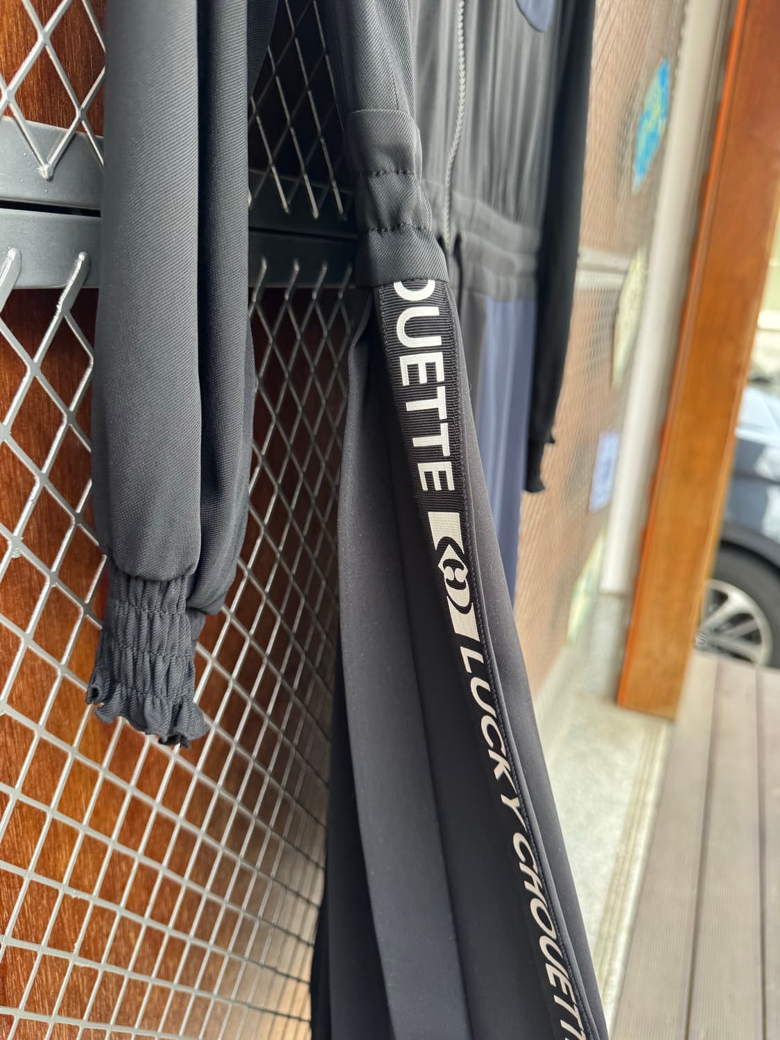 럭키슈에뜨 플리츠 쉬폰 지퍼 디테일 셔링 배색 로고 롱 원피스 36 상품이미지3