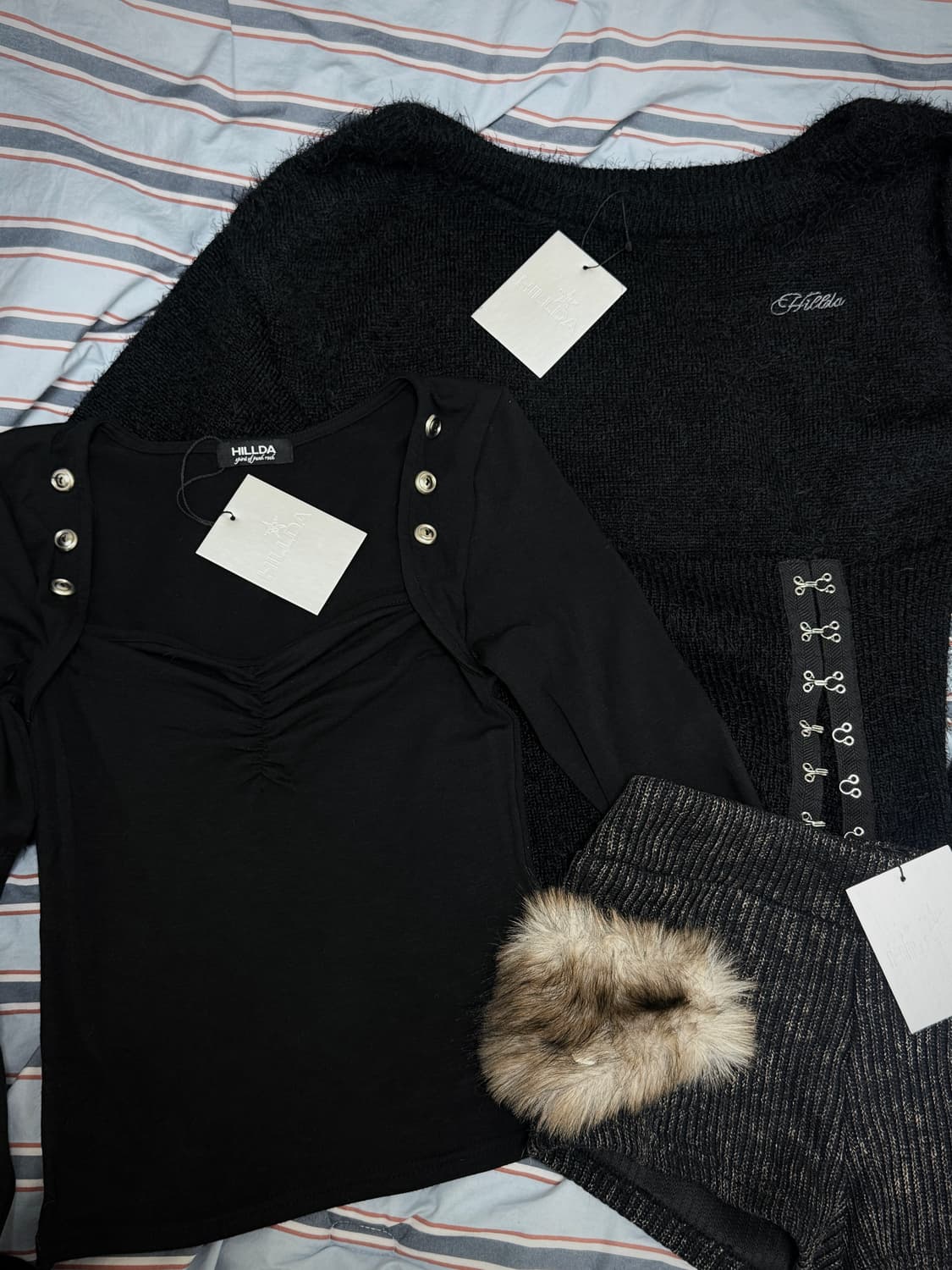 힐다 플러피 코르셋 원숄더 니트 [블랙] 상품이미지3