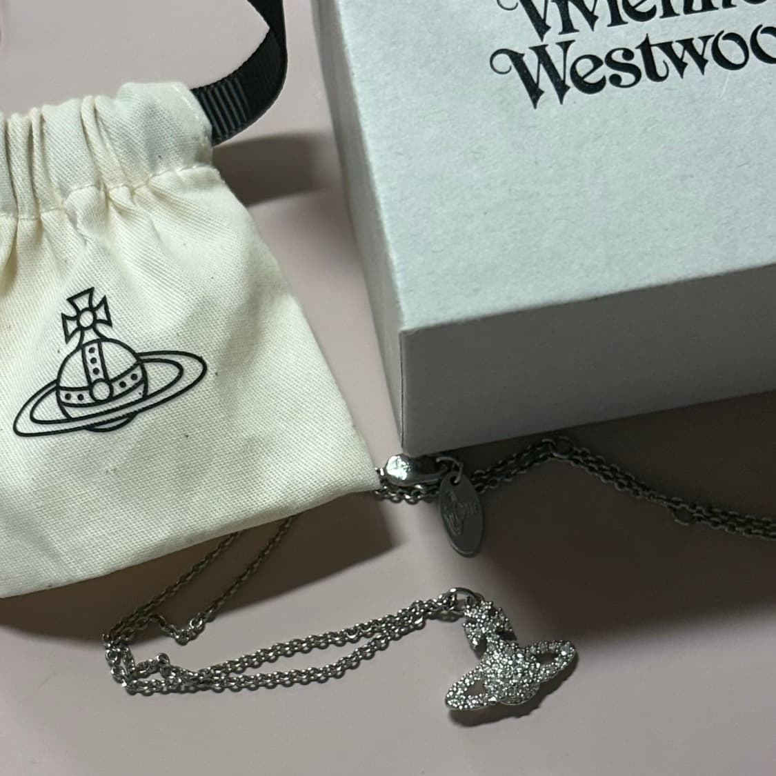 비비안 웨스트우드 그레이스 바스 릴리프 펜던트 목걸이 실버 상품이미지1