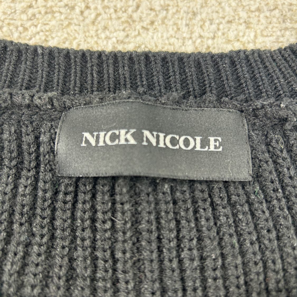 닉앤니콜 자수로고 컷아웃 니트 블랙 상품이미지5