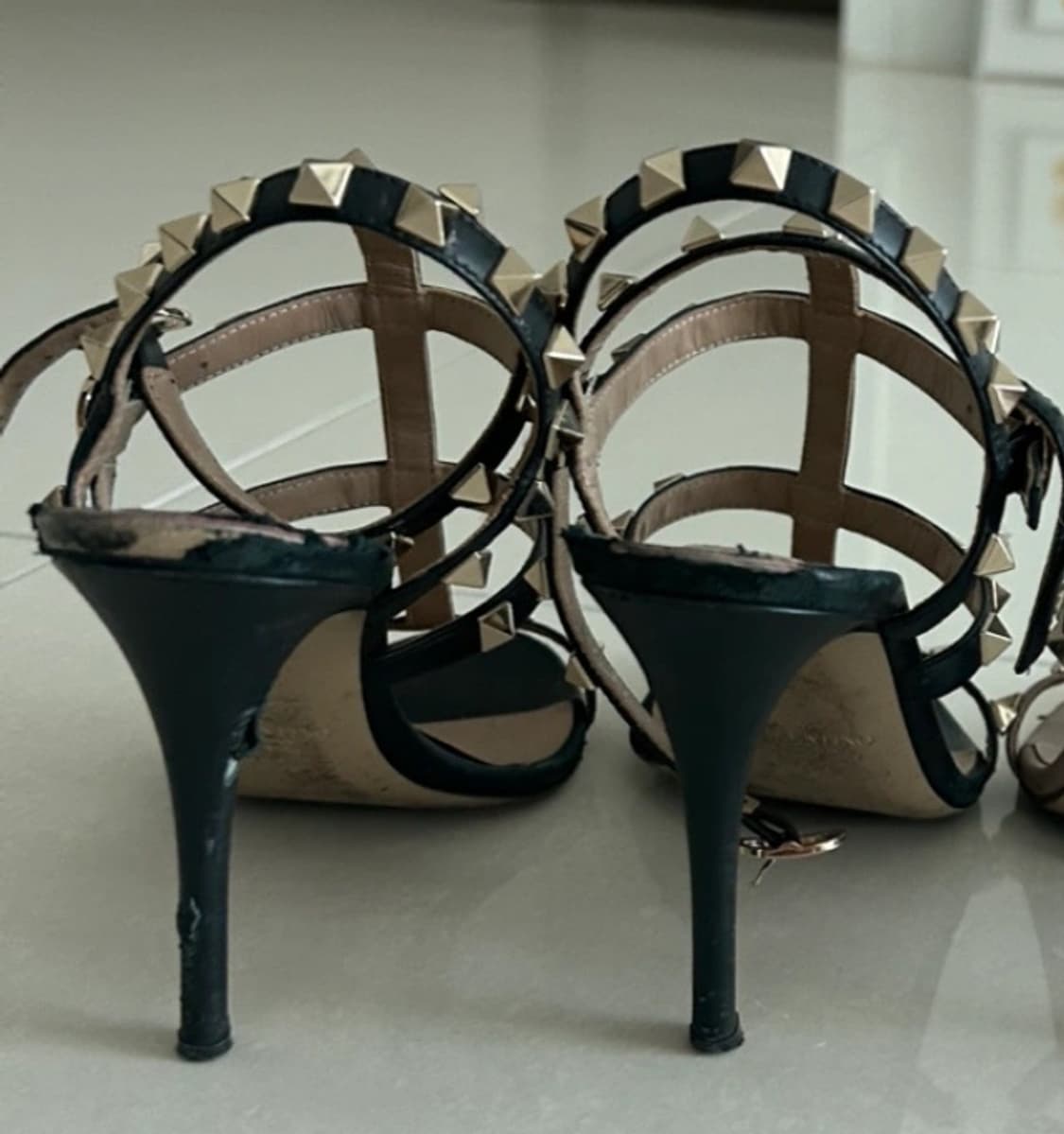 발렌티노 락스터드 힐샌들 블랙 상품이미지3