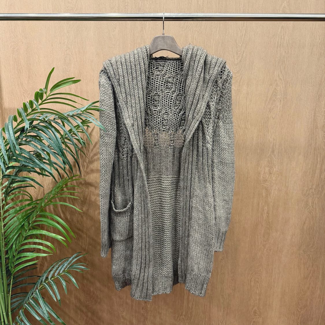 막스앤코 케이블 니트 오픈 롱 가디건 와이드 카울 후드 큐빅 장식 그레이 상품이미지1