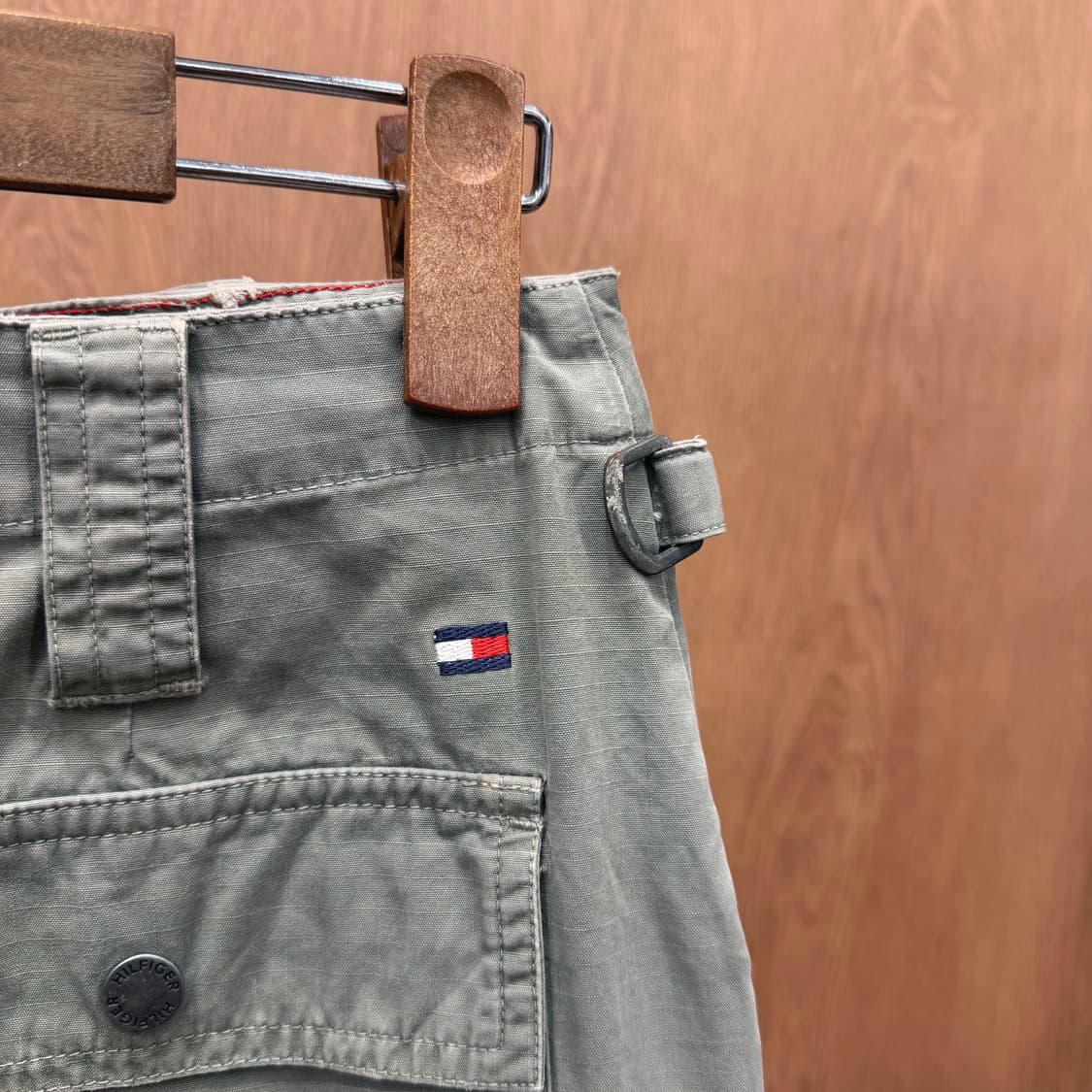 타미힐피거 미니 스커트 지퍼 포켓 백 로고 자수 디테일 H라인 카키 상품이미지6