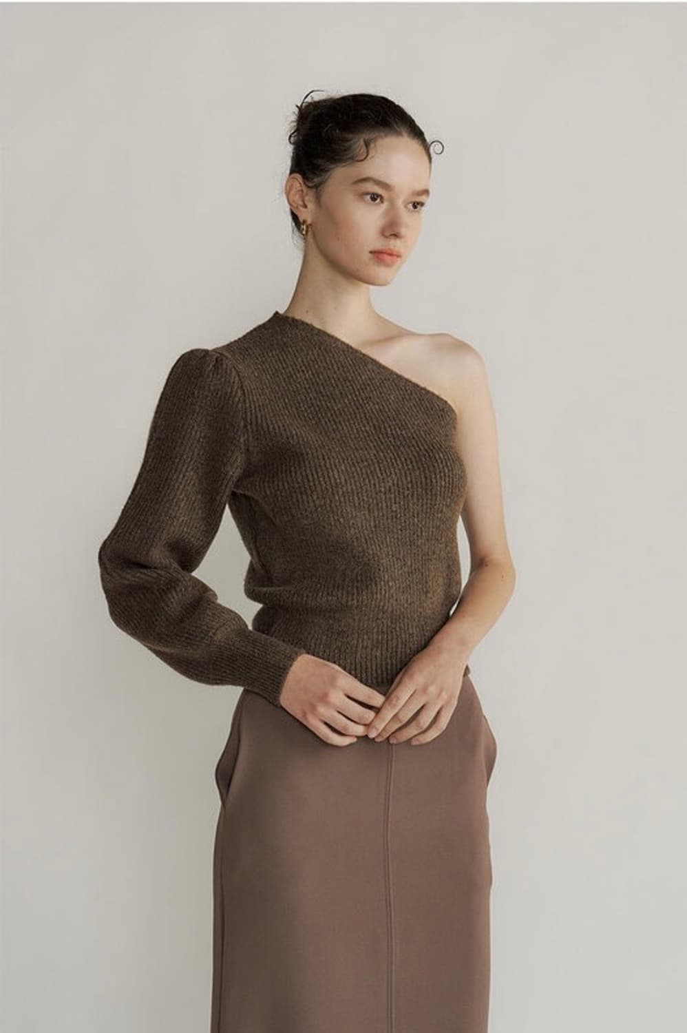 새상품 ) 루시르주 원오프숄더 니트 세트 (브라운) 상품이미지4