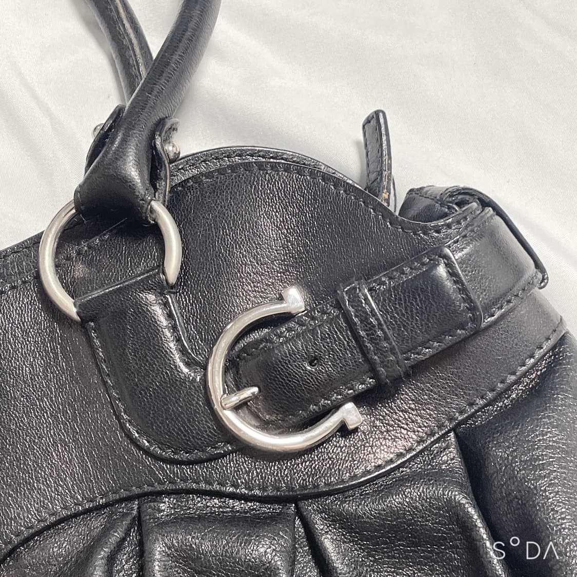 페라가모 블랙 숄더백 상품이미지3