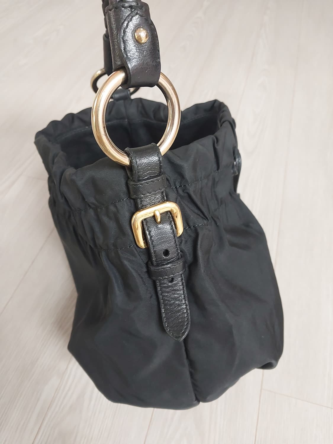 [정품] 프라다 PRADA 블랙 나일론 셔링 호보백 상품이미지3