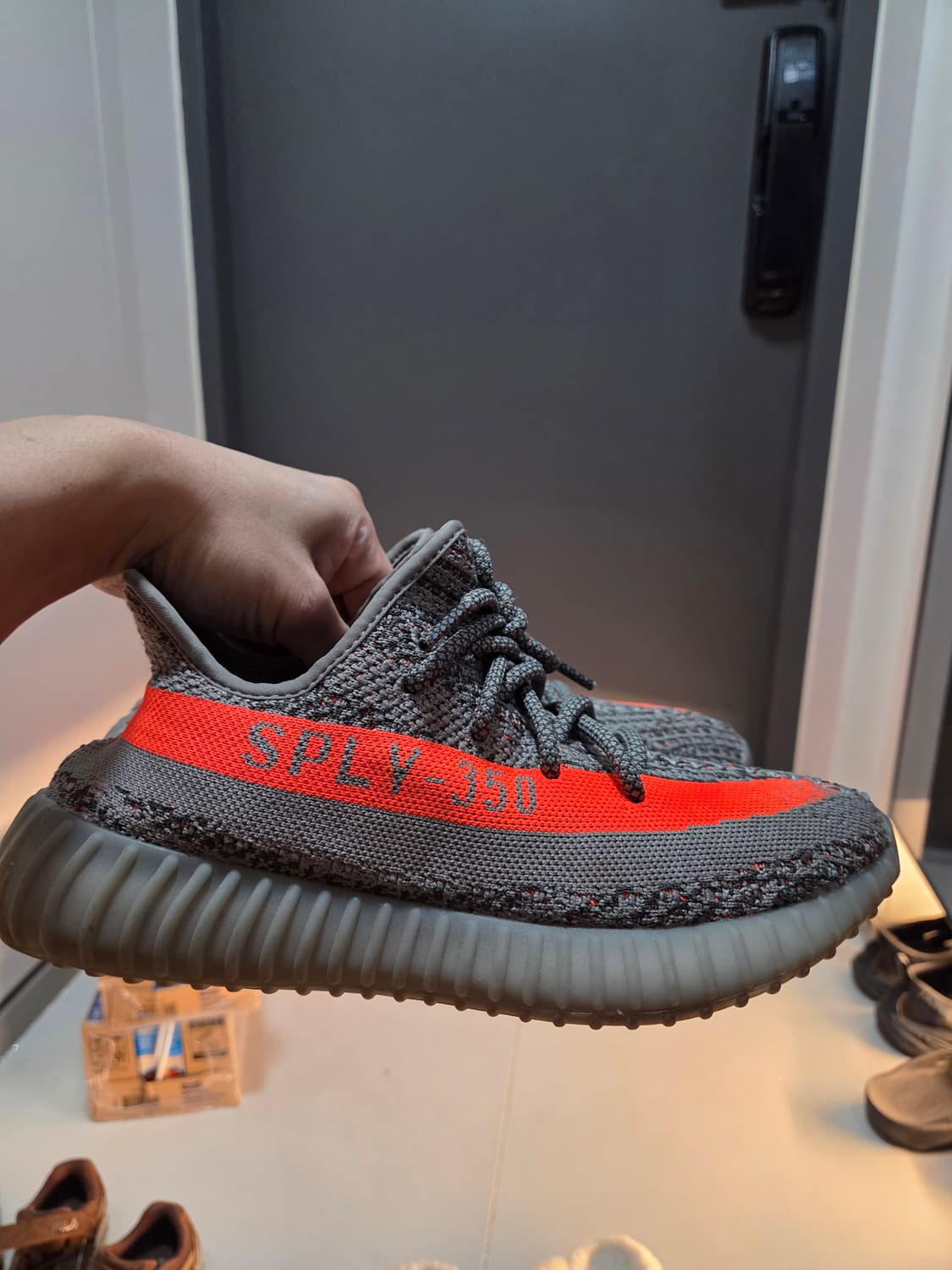 이지부스트 350 V2 벨루가 GW1229 255사이즈 상품이미지1