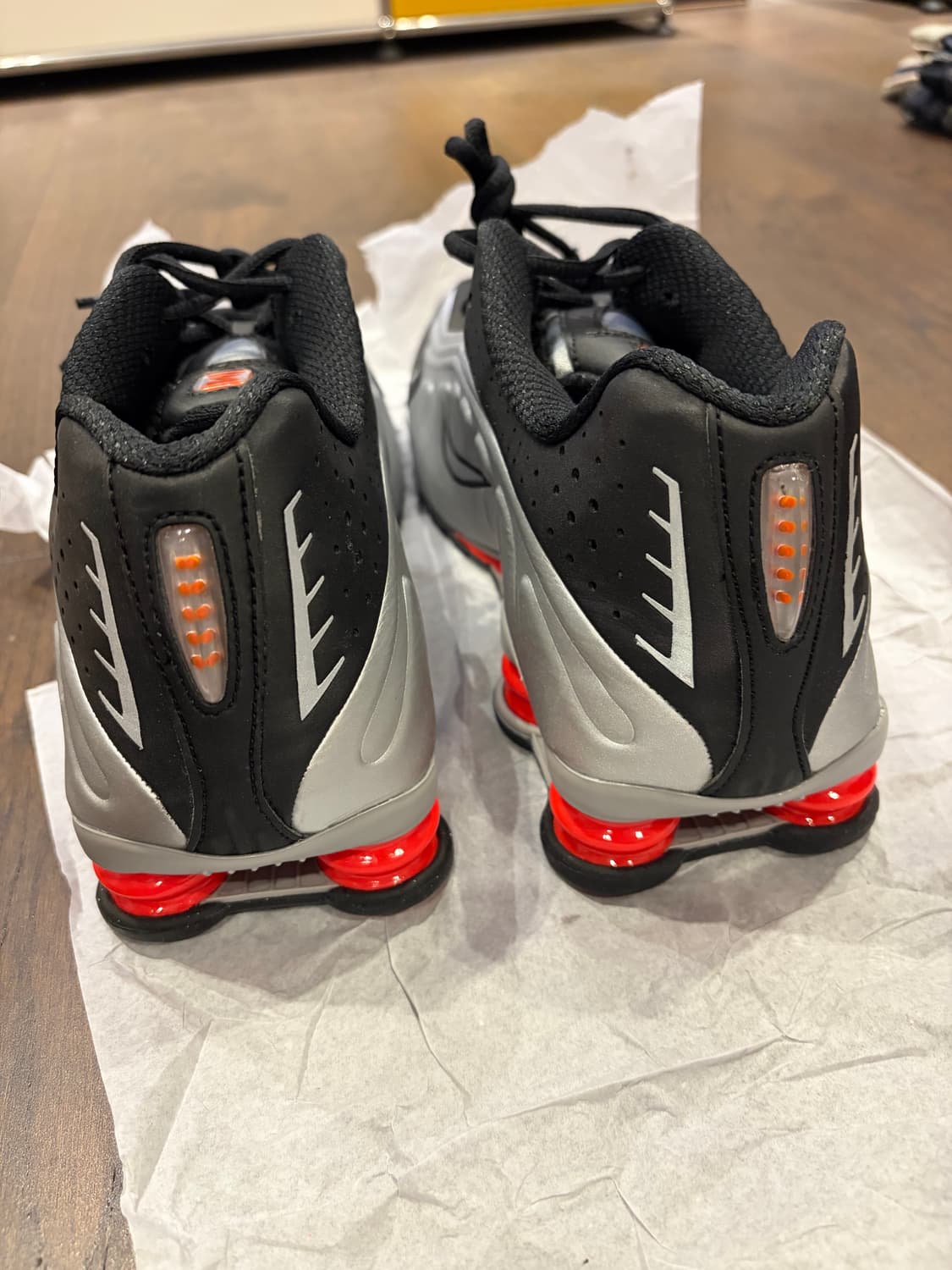 Nike Shox R4 Black and Metallic Silver 상품이미지3