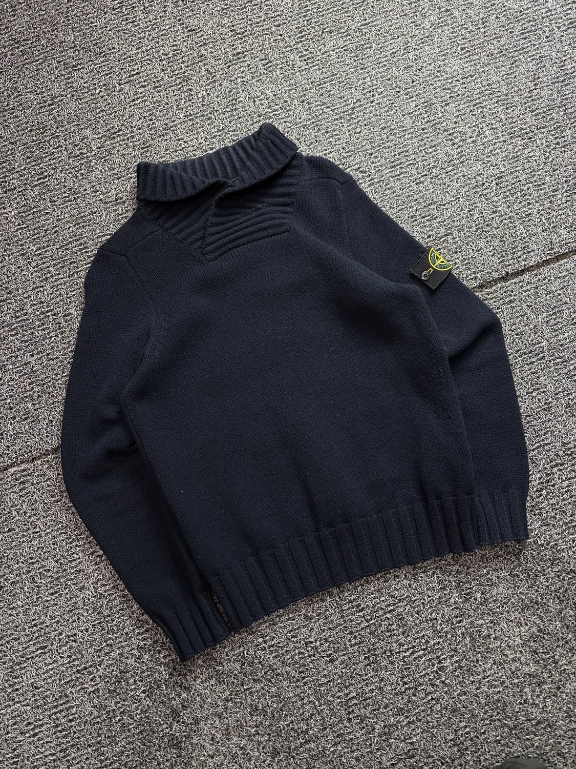 스톤아일랜드 와펜 숄카라넥 울 니트 2438 상품이미지1