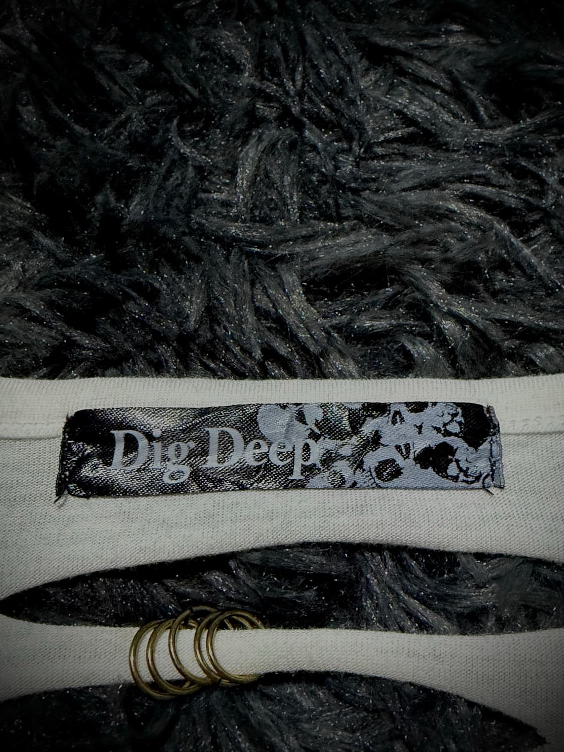 DIG DEEP 립 프린팅 백 컷아웃 숄더 레이스업 반팔 티셔츠 상품이미지9