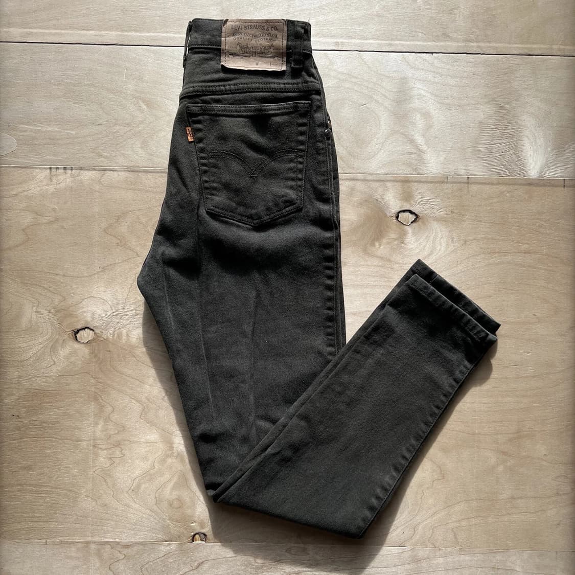 리바이스 빈티지 10912 슬림 핏 테이퍼드 레그 오렌지 탭 블랙 진 상품이미지3