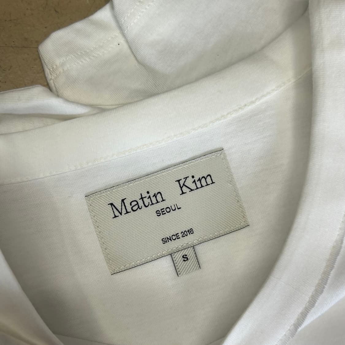 S 새상품 마뗑킴 여성용 화이트 반팔티 상품이미지4