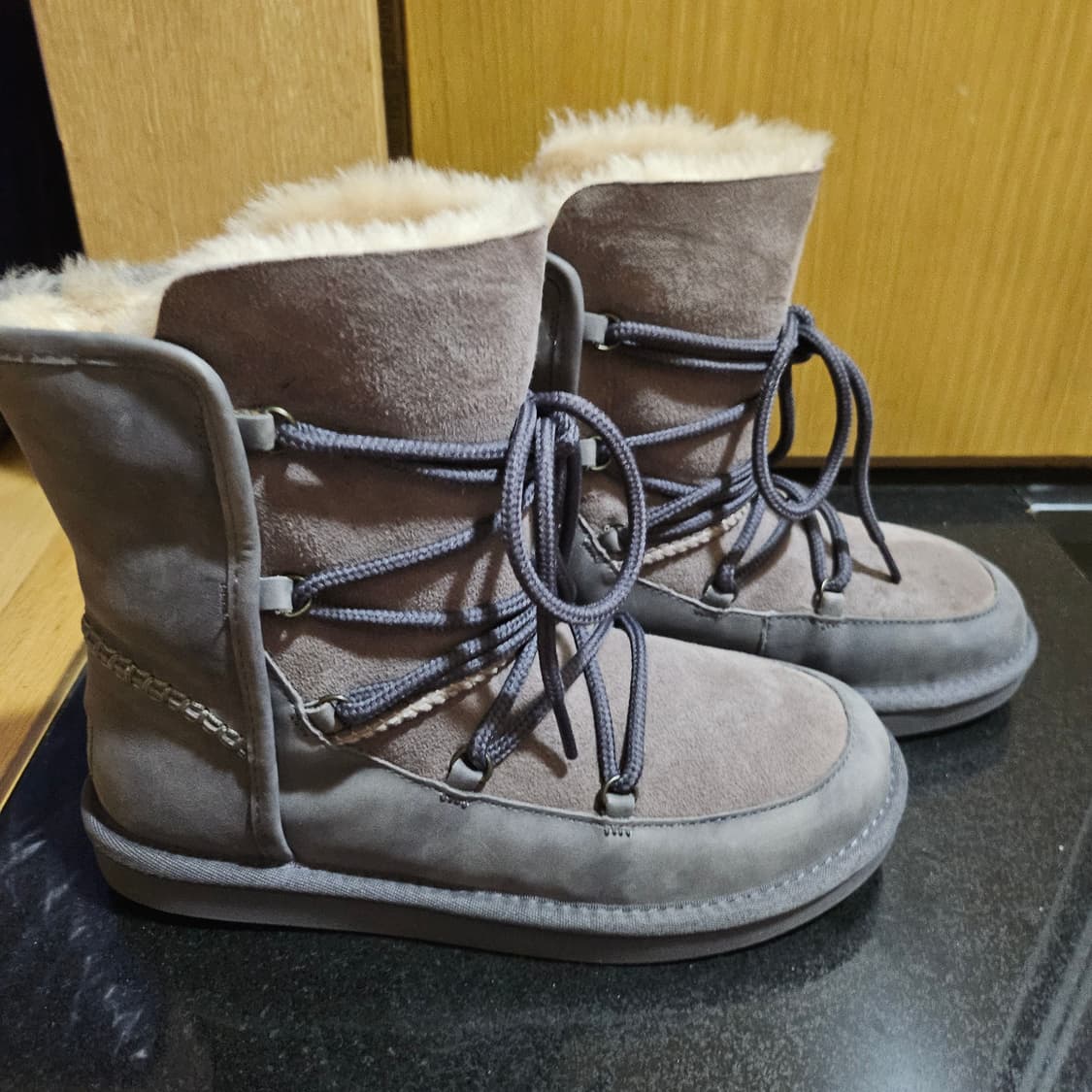 어그 끈디테일 털 퍼부츠 상품이미지2