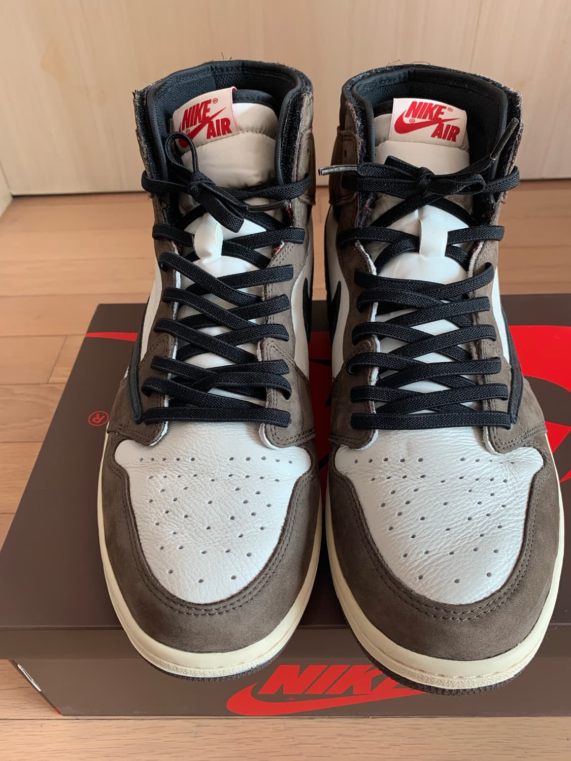 [320] 나이키 x 트래비스 스캇 조던1 하이 OG 상품이미지2