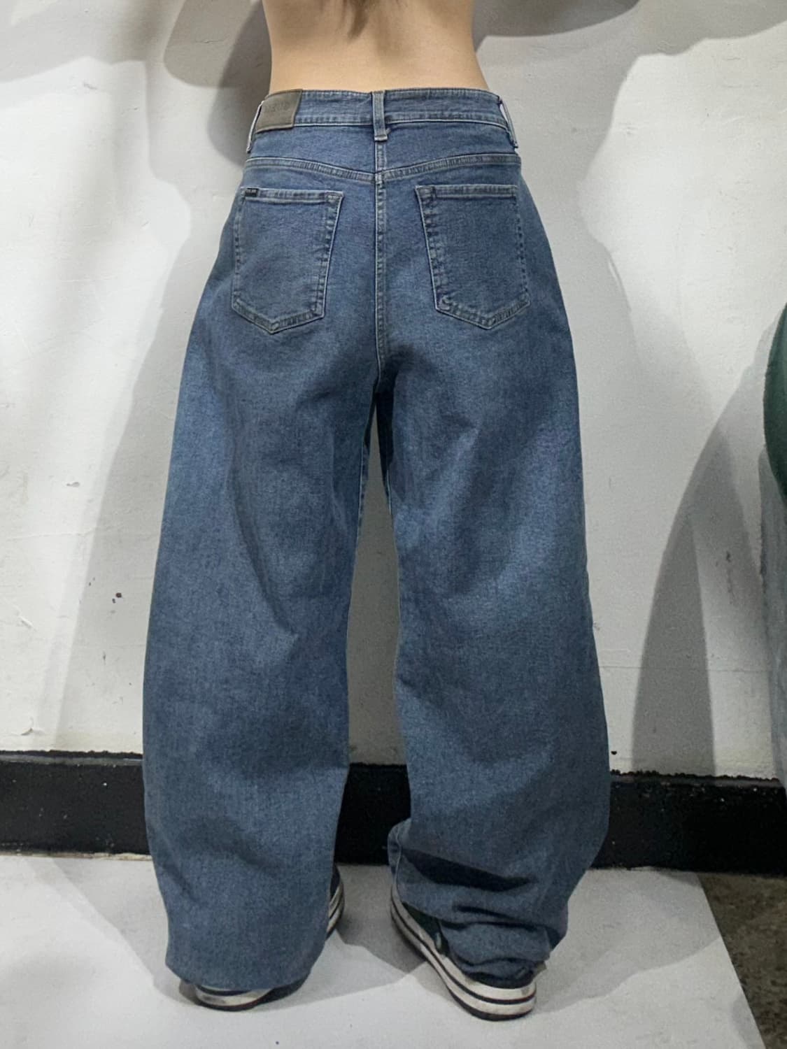 게스 중청 와이드 핀턱 벌룬핏 청바지 데님 청바지 상품이미지3