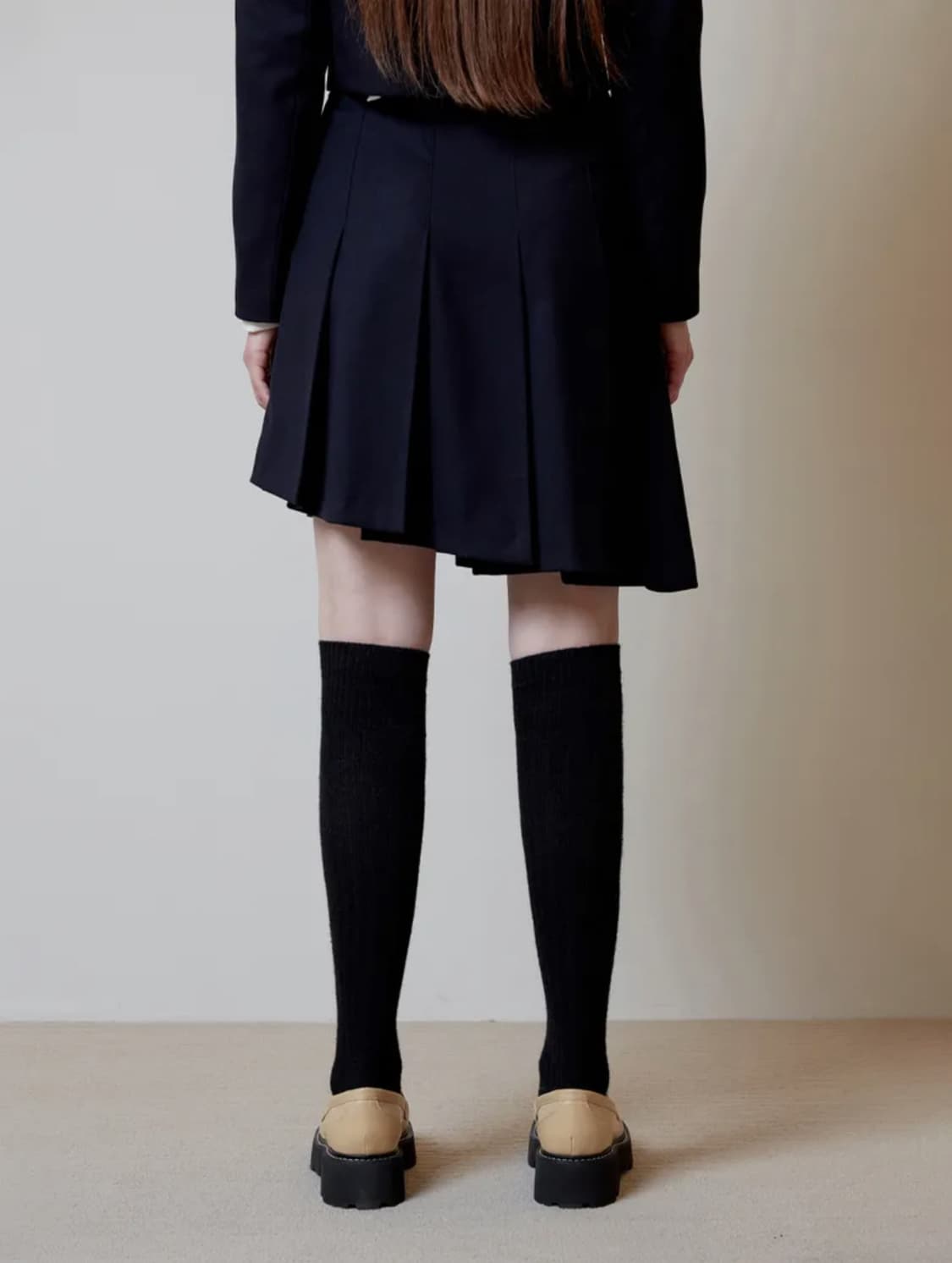 오아이오아이 DIAGONAL PLEATS SKIRT [NAVY] m 상품이미지2