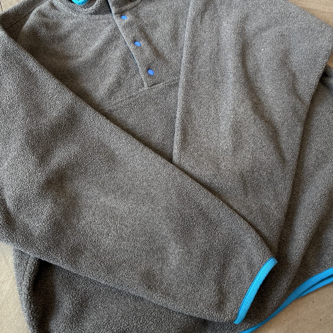 파타고니아 정품 신칠라 그레이 스냅티 상품이미지8