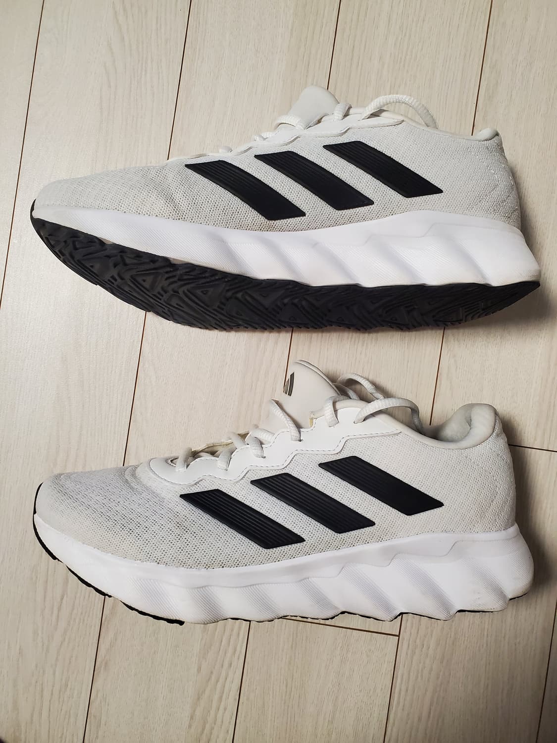 아디다스 운동화 스위치 무브 U 화이트 러닝화 ID5252 사이즈250
 상품이미지7