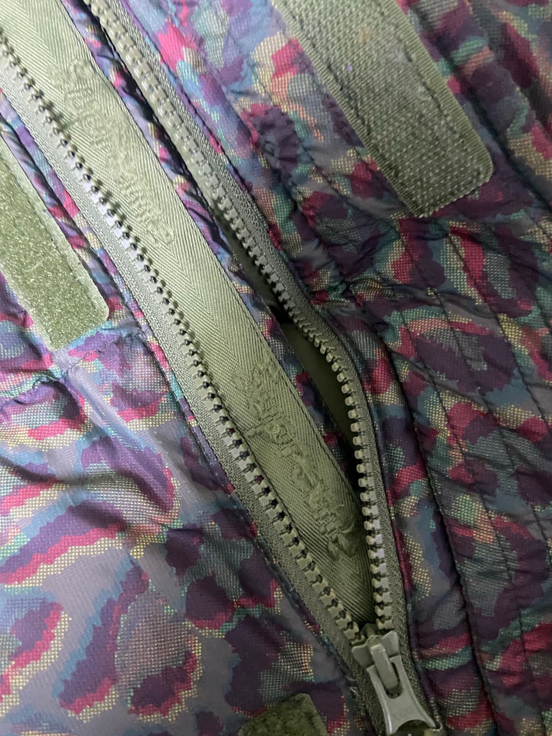 [M]FW24 슈프림 700필다운 홀로그램 레오파드 패딩 상품이미지6