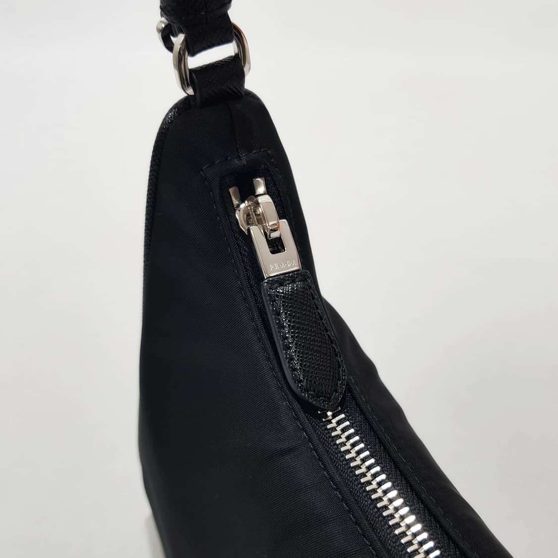 새제품 프라다 리에디션 2005 리나일론 미니백 상품이미지8