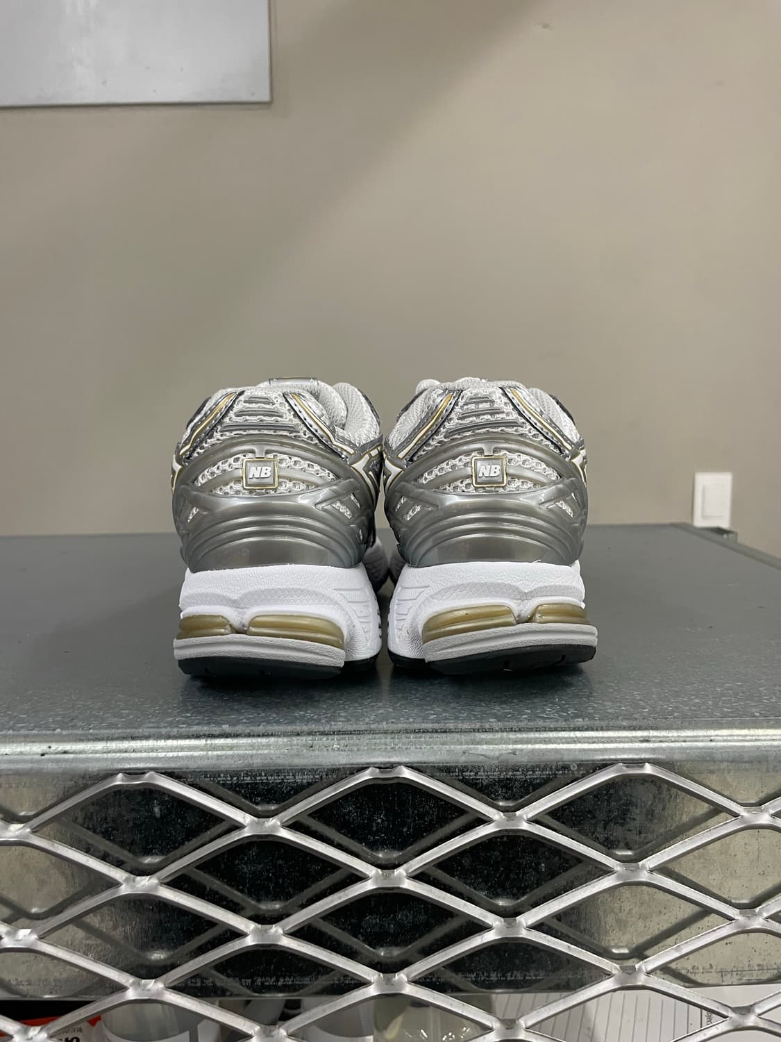 뉴발란스 1906R 화이트 메탈릭 실버 240 상품이미지3