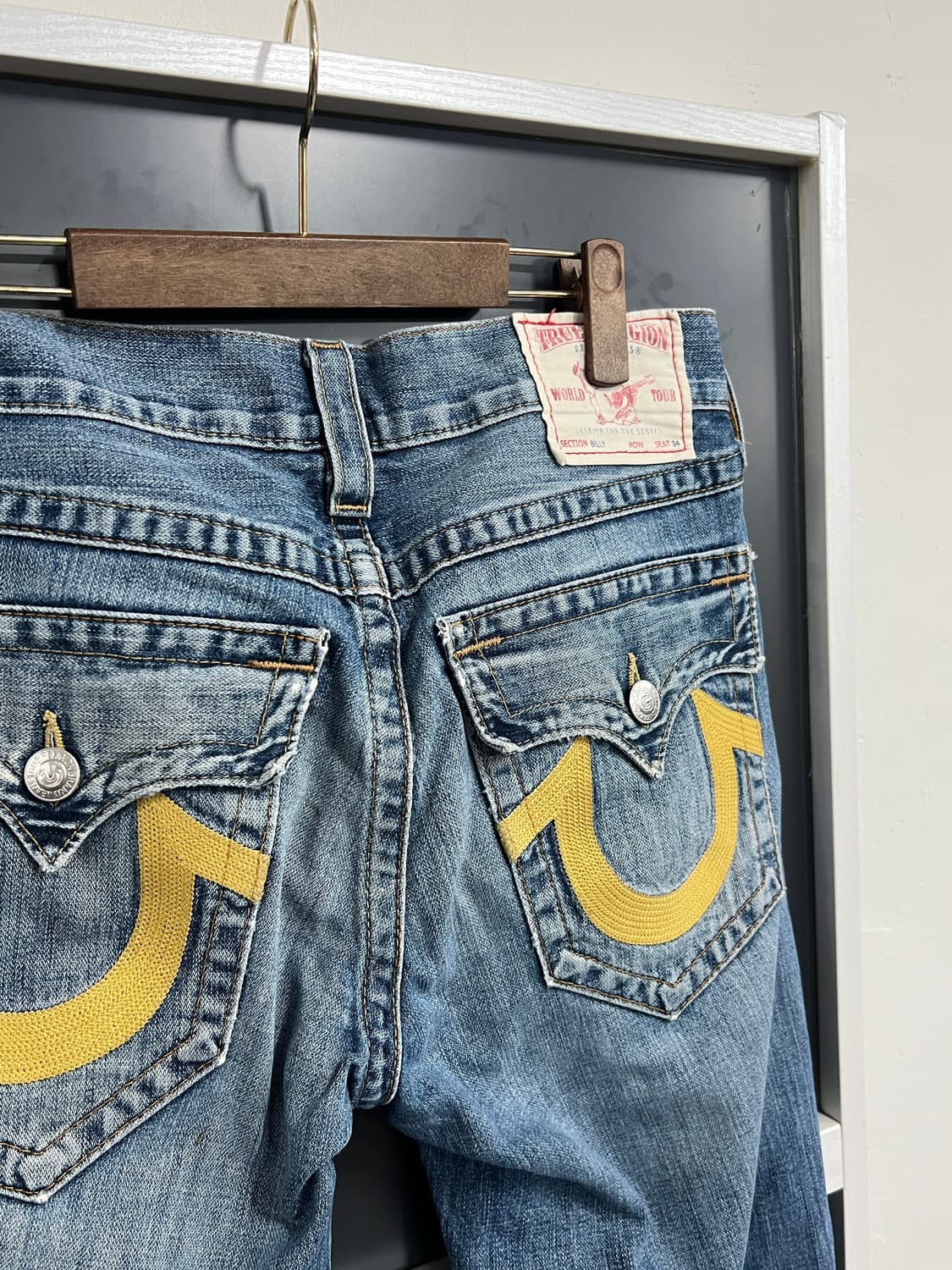 True Religion 트루릴리전 빌리 부츠컷 데미지 연청 데님 팬츠 상품이미지2