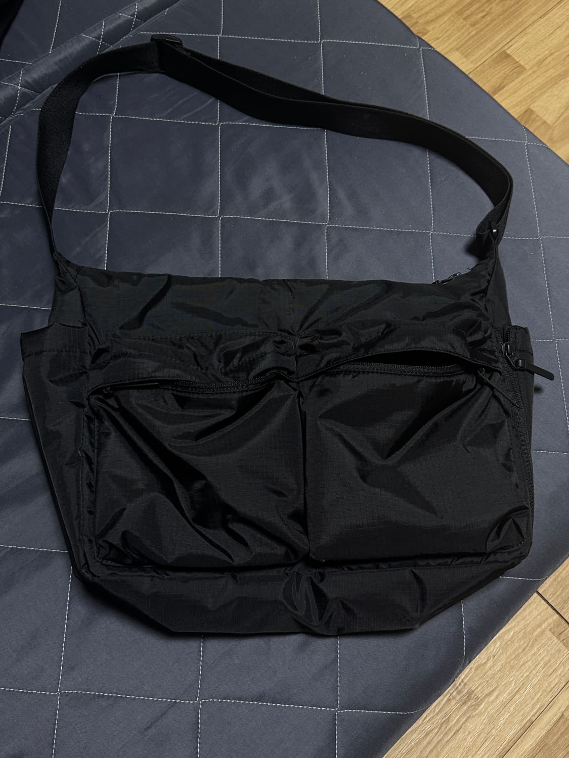 유니클로 멀티 포켓 숄더백 블랙 상품이미지1