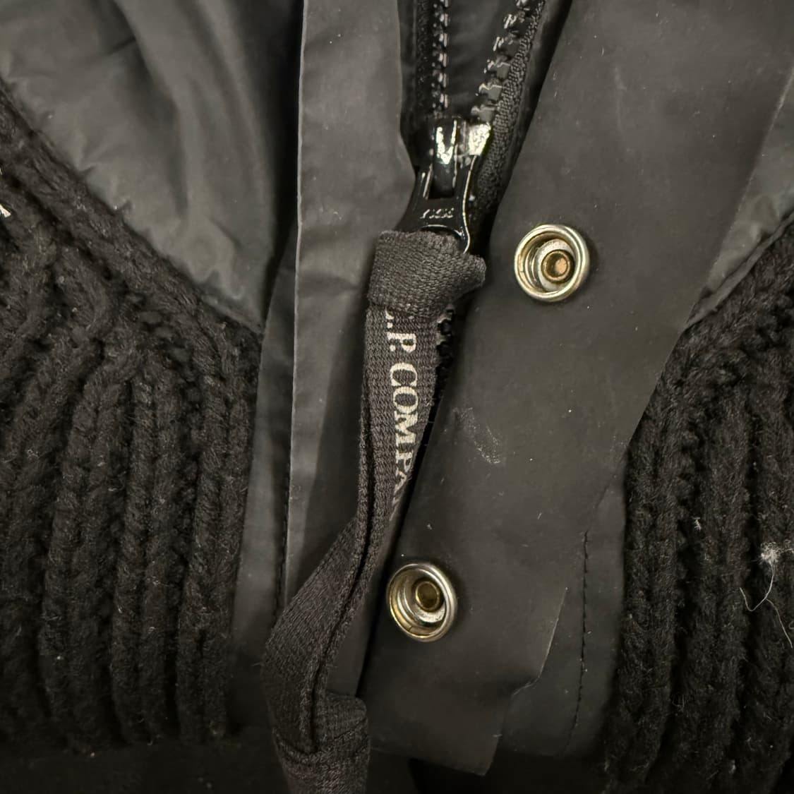 [정품] C.P.컴퍼니 고글 후드 니트 블랙 b18 상품이미지7