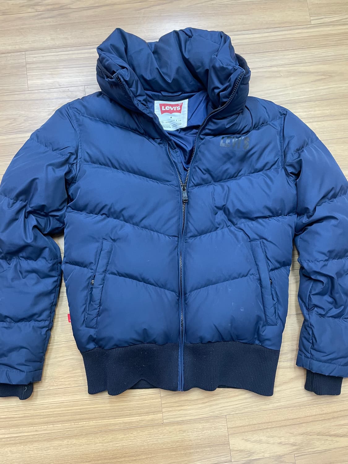 리바이스 네이비 패딩 M사이즈입니다. 충전재는 오리털 70%, 깃털 30 상품이미지1