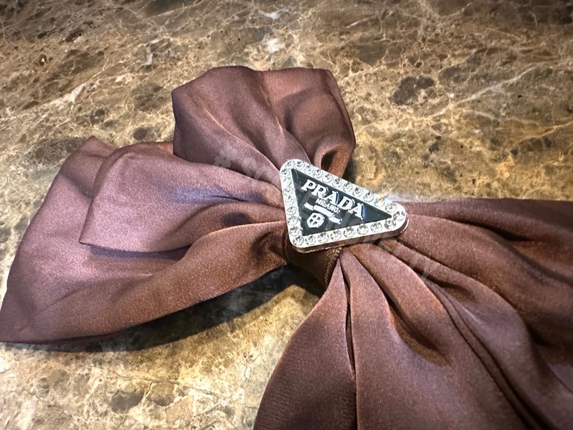프라다 블랙로고  헤어핀 브라운 상품이미지4