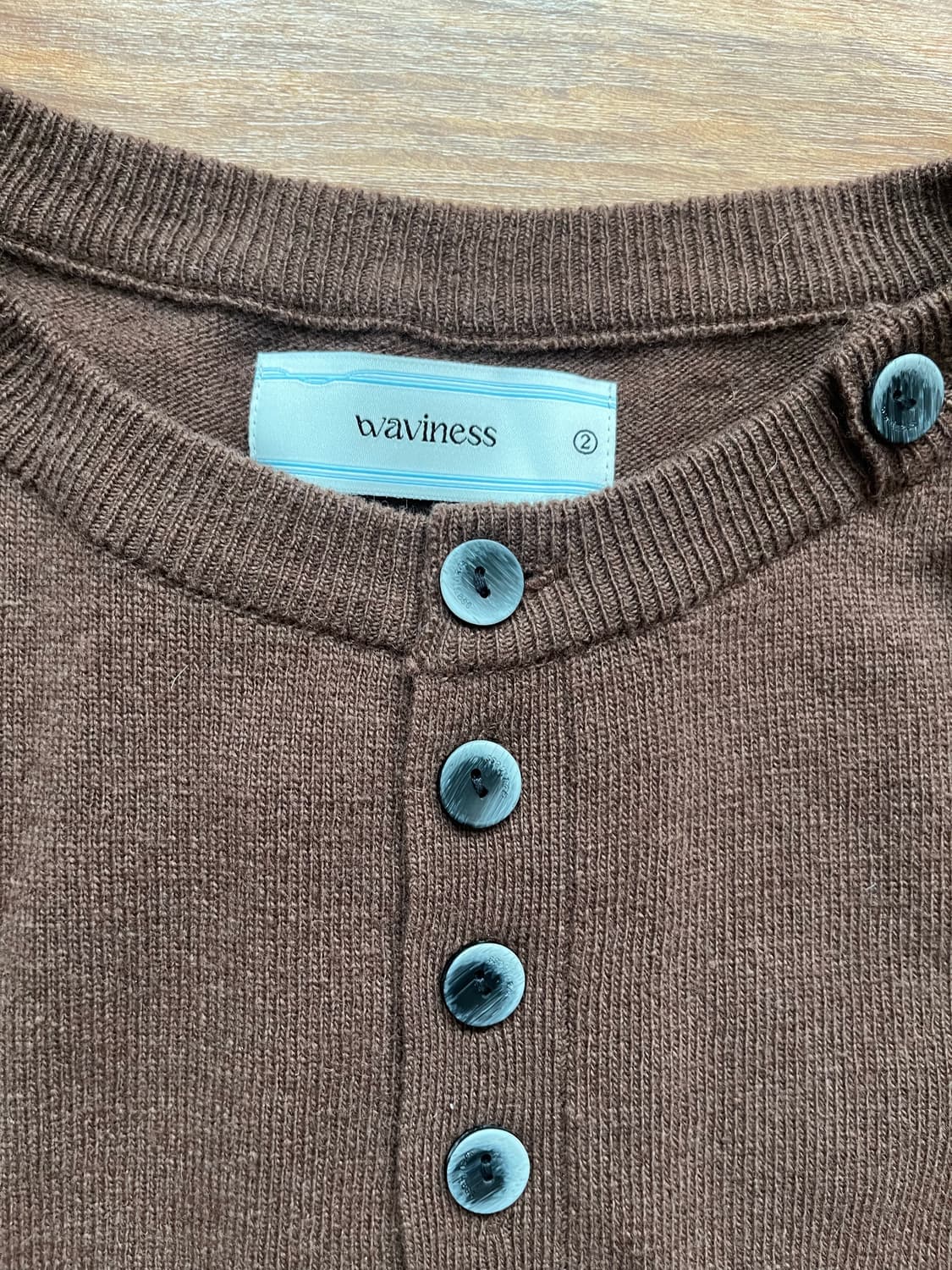 웨이비니스 헨리넥니트 브라운2 상품이미지2