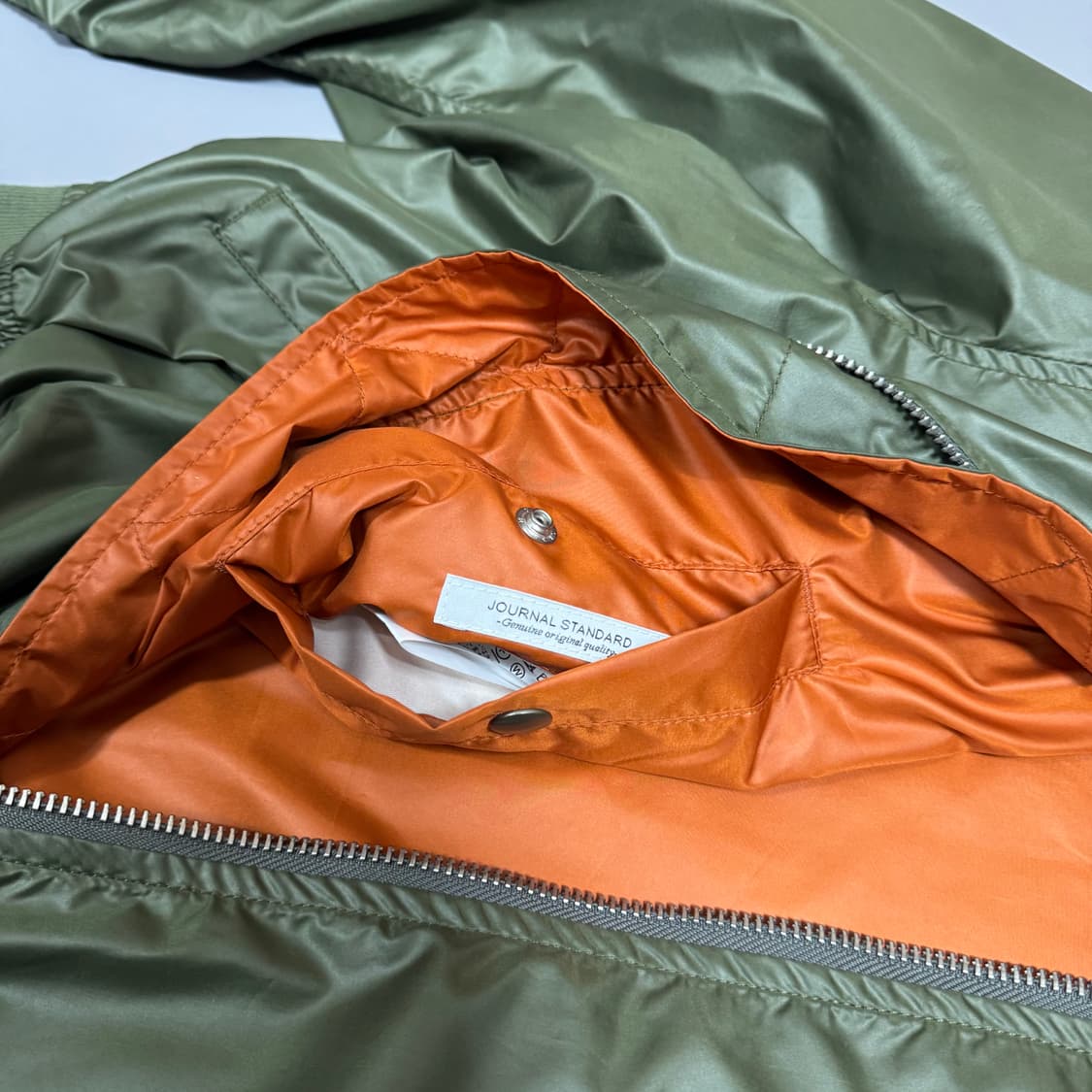 저널스탠다드 올리브컬러 루즈피트 폴리에스터 MA-1 플라이트 자켓 상품이미지4