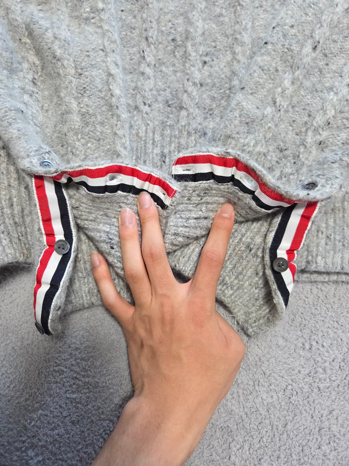 [정품/3사이즈] 톰브라운 사선 완장 니트 그레이 상품이미지4