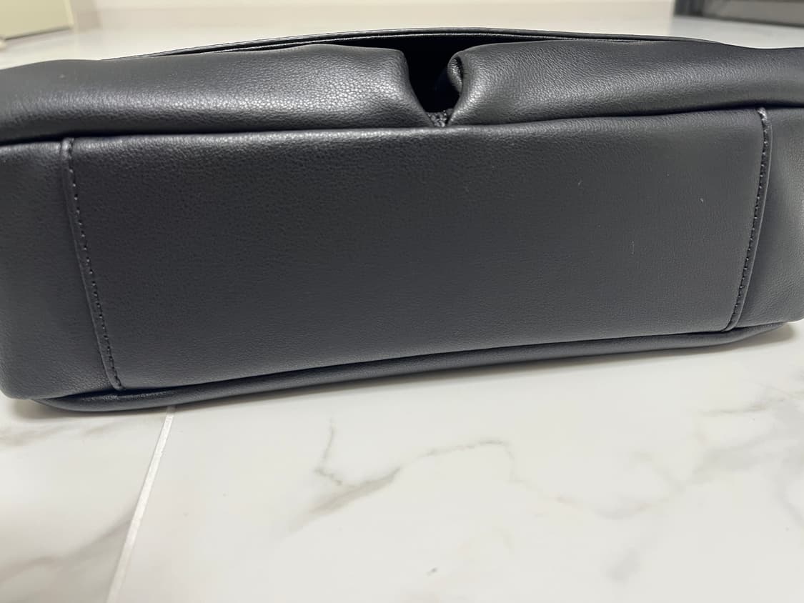 질스튜어트 맨 로건 블랙 레더 플랩형 크로스 숄더 백 가방 상품이미지6